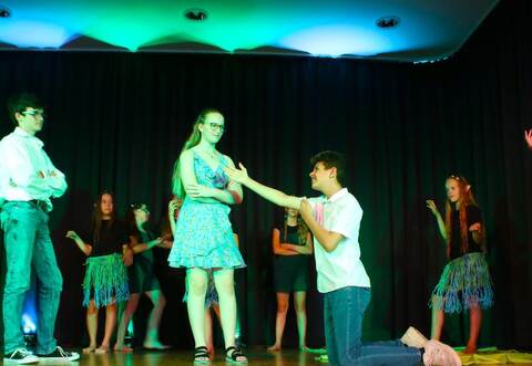 Liebschaften mit Irrungen und Wirrungen: Shakespeares „Sommernachtstraum“ bringen die jungen Theaterschüler des Remchinger Gymnasiums erfolgreich auf die Bühne.