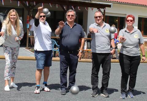 „Allez les boules!“– „Lasst die Kugeln rollen. 2024 Sonntag wurde das Boulodrome eingeweiht. Neuhausens Bürgermeisterin Sabine Wagner (von links), die Vorstände des1. FC Steinegg Bietbouler, Josip Zordic und Uwe Birringer, sowie der Präsident Andreas und seine Frau Simone Kempf, Frauenbeauftragte des Boule, Boccia und Pétanque Verband Baden-Württemberg e.V., freuen sich über das neue Boulodrome.