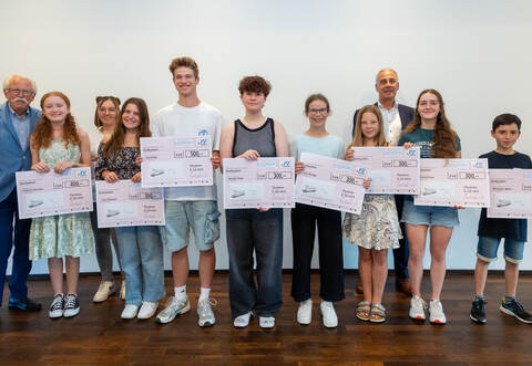 Ausgezeichnet: Die Erst- und Zweitplatzierten Helena Pernicka, Liana Schmelzle, Lina Dudasch, Rosalie Wolf, Jette Knapp, Emma Apel, Mattea Franz und Benjamin Speer (von links) sowie der Gewinner des Sonderpreises, David Ruf (Fünfter von links), nehmen ihre Preise von PZ-Verleger Albert Esslinger-Kiefer (links) und dem Geschäftsführenden Verleger Thomas Satinsky entgegen.