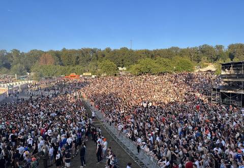 Bei bestem Wetter genießen die Besucher den Auftritt von 01099.