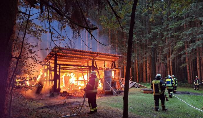 Mit einer Riegelstellung schirmt die Feuerwehr den Wald vor den Flammen ab. Mit einer Riegelstellung schirmt die Feuerwehr den Wald vor den Flammen ab.