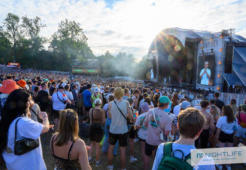 Die letzten Sonnenstrahlen lassen die Gesichter des Publikums noch mehr strahlen.