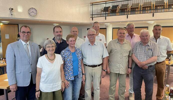 Gruppenbild mit OB Schneider (von links): Aus dem Gemeinderat scheiden aus Stefanie Seemann, Bernd Obermeier, Elli Marx, Joachim Stretz, Wolfgang Schreiber, Veit Kibele, Wilhelm Heidinger, Thomas Hauck, Theo Bellon und Ulrich Conle.