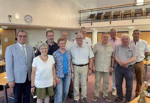 Gruppenbild mit OB Schneider (von links): Aus dem Gemeinderat scheiden aus Stefanie Seemann, Bernd Obermeier, Elli Marx, Joachim Stretz, Wolfgang Schreiber, Veit Kibele, Wilhelm Heidinger, Thomas Hauck, Theo Bellon und Ulrich Conle.