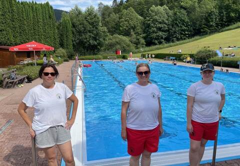Sie haben die Badegäste vom Beckenrand aus immer im Blick und haben darüber hinaus noch viele weitere Aufgaben: die ehrenamtlichen Rettungsschwimmerinnen Bianca Großmann, Sandra Angheluta aus Strauebnhardt und Lena Mettler (von links).
