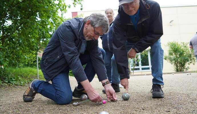 Wenn es knapp ist, kommt in der Boule-Gruppe auch mal das Maßband zum Einsatz.