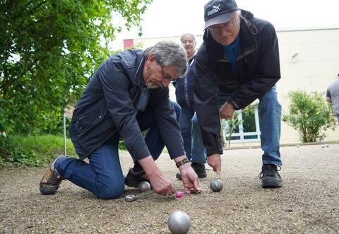 Wenn es knapp ist, kommt in der Boule-Gruppe auch mal das Maßband zum Einsatz.