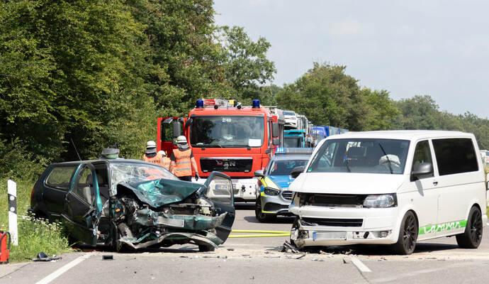 Die beteiligten Fahrzeuge wurden so stark beschädigt, dass sie abgeschleppt werden mussten. Die beteiligten Fahrzeuge wurden so stark beschädigt, dass sie abgeschleppt werden mussten.