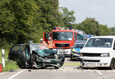 Die beteiligten Fahrzeuge wurden so stark beschädigt, dass sie abgeschleppt werden mussten.