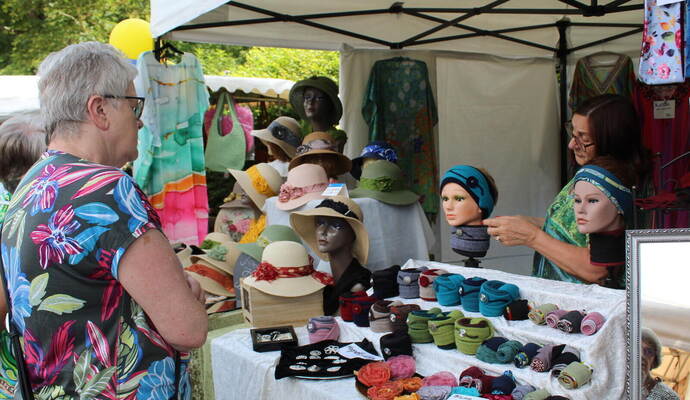 Ein schicker Hut für die Dame? Händler bieten auf einem Markt ihre Waren an.