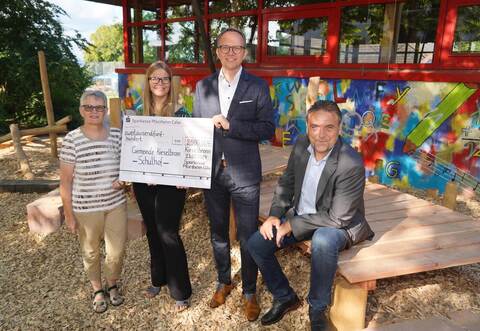 Rita Koytek, Carola Liebe, Marco Klotz und Bürgermeister Heiko Faber auf dem neuen Pausenhof der Kieselbronner Grundschule.