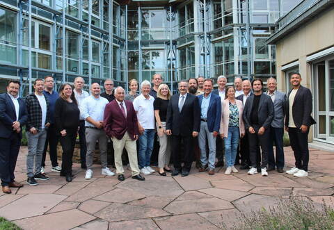 Martin Steiner mit neu und erneut Gewählten: Andreas Weizenhöfer, Kai Wolfinger, Kerstin Bach, Marcus Höll, Rafael Müller, Markus Bächtold, Bernd Vollmer (alle UWB), Daniela Schumacher, UGLB, Ulrich Stieler, Dieter Spankowski, Jessica Rapp, Roland Stelzl (alle CDU), David Hartfelder, UGLB, Jens Schüßler, SPD, Hartmut Ochner, Martin Gnadler, beide CDU, Monika Schwarz,SPD, Bodo Fingberg, SPD, Jürgen Feuerbacher, UGLB, Thomas Höll, CDU, Joachim Hausmann, SPD, Leandro Karst, CDU (alle von links). Wewoda