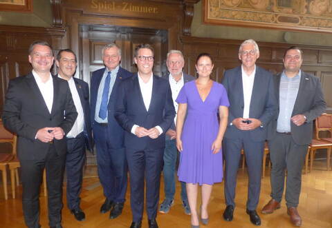 Fröhliche VIP-Runde: MdB Klaus Mack, der französische Generalkonsul aus Stuttgart, Gaël de Maisonneuve, der FDP-Fraktionsvorsitzende im Landtag, Hans-Ulrich Rülke, der Vorsitzende der CDU Landtagsfraktion Manuel Hagel, Staatssekretär Thomas Blenke, MdL, Enzklösterles Bürgermeisterin Sabine Zenker, Landrat Helmut Riegger, Bad Wildbads Bürgermeister Marco Gauger (von links).