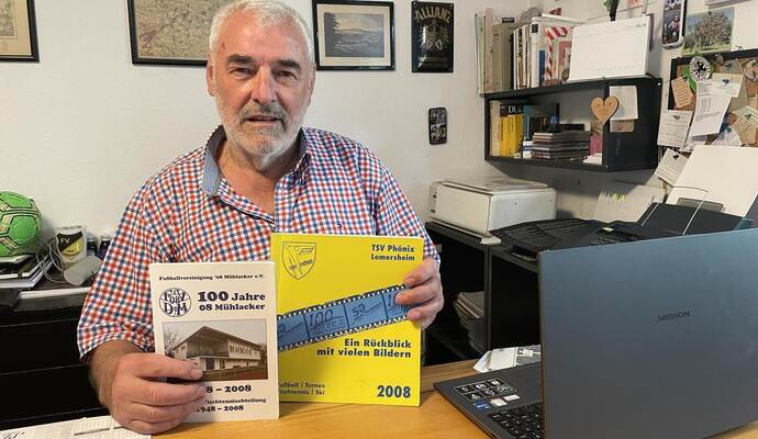 Wolfgang Bossert, Vereinsmitglied bei 08 Mühlacker, legt sich mit den Verantwortlichen des TSV Phönix Lomersheim an. Hier zeigt er zwei 100-Jahr-Bücher. In Mühlacker sei bei der Fußballvereinigung zuerst gekickt worden, ist er sich sicher.