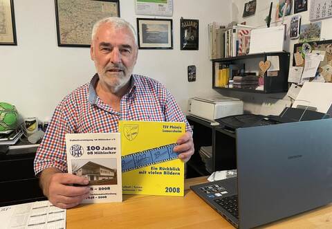 Wolfgang Bossert, Vereinsmitglied bei 08 Mühlacker, legt sich mit den Verantwortlichen des TSV Phönix Lomersheim an. Hier zeigt er zwei 100-Jahr-Bücher. In Mühlacker sei bei der Fußballvereinigung zuerst gekickt worden, ist er sich sicher.