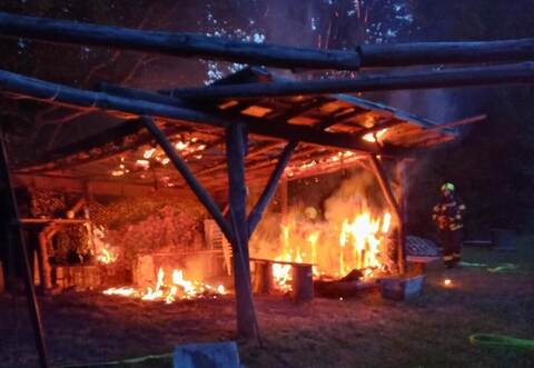 Lichterloh brannte das Gartenhaus.