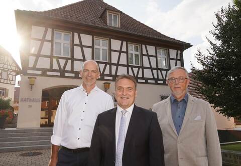 Bürgermeister Heiko Faber (Mitte) steht mit seinen beiden Stellvertretern Martin Tepe (links) und Jürgen Hofsäß vor dem Rathaus, in dem die Gemeinderatssitzungen stattfinden.