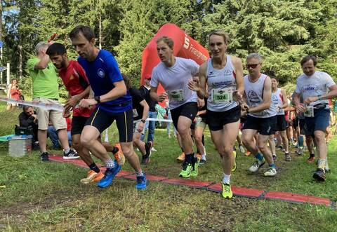 Sonntags halb zehn in Schömberg: Die Läufer der elf Kilometer langen Kurzstrecke starten auf ihre Runde.