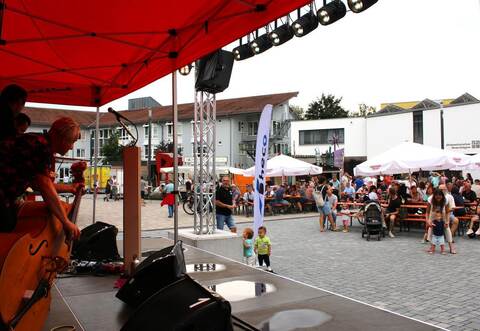 Mit regionalem Bier und regionaler Musik, hier mit dem „Ray Porter Trio“ aus Königsbach-Stein, feiern die Besucher der Remchinger Bierkultur.