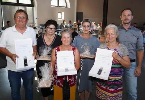 Thomas Seyffarth, Silvia Groß, Sigrid Bellitto, Martina Frey und Christine Fischer erhalten in der jüngsten Ratssitzung von Bürgermeister Thomas Maag (von links) eine Ehrung. Roller