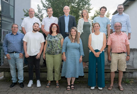 Der neue Gemeinderat Sternenfels (vorne, von links): Jochen Abel, Felix Burkhardt, Ingela Freisler, Antonia Walch, Annette Häußermann, Reiner Brand, hintern von links: Maik Fuhrmann, Simon Betz, Klaus Riekert, Bianca Lillich, Jakob Sehmsdorf und Christoph Gutjahr. Fotomoment