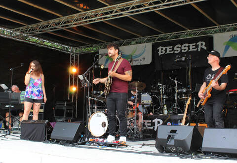 Mit großem Schwung: Als Vorgruppe gibt die Band „Early April“ auch Hits von Stevie Wonder zum Besten. Prokoph