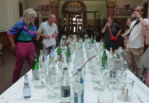 Diese Gläser können genau so viel Wasser aufnehmen wie eine menschliche Blase. Die Installation im König Karls-Bad in Bad Databrunn befasst sich mit dem lebenswichtigen Element und seinen Auswirkungen auf den Körper.