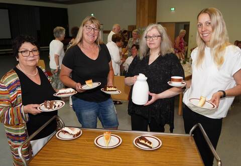 Beim Jubilarcafé der evangelischen Kirche Stein versorgen engagierte Ehrenamtliche die Gäste mit Kaffee und Kuchen.