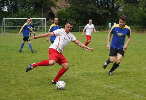 Ein spannendes und zugleich faires Duell haben sich beim Fußballturnier die Alten Herren des SV Waldrennach (blaue Trikots) und die Gäste des SC Borussia Köln-Kalk (rote Hosen) geliefert.