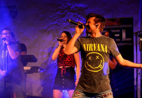 Die Band FEEL heizte den vielen Besuchern in der Illinger Kelter ein.