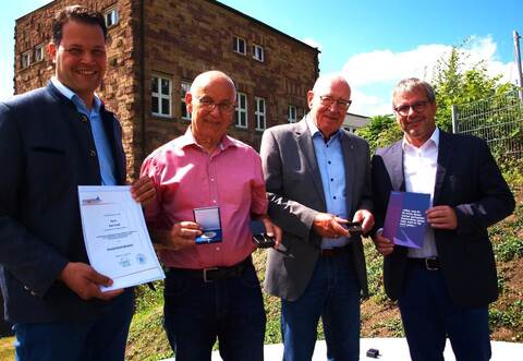 Bürgermeister Aaron Treut (von links) mit Karl Craiß, Werner Hupbauer und Ex-Bürgermeister Andreas Felchle.