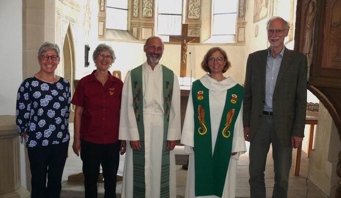 Den Predigttext aus Matthäus 13 las die in der Nußbaumer Kirche ehrenamtlich engagierte Helga Pusch (von links), mit Annegret Ma Den Predigttext aus Matthäus 13 las die in der Nußbaumer Kirche ehrenamtlich engagierte Helga Pusch (von links), mit Annegret Max, ihrem Mann Pfarrer Wolfgang Max, Schuldekanin Sabine Bayreuther (jeweils in Albe) und Klaus Bachmann.
