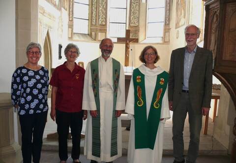 Den Predigttext aus Matthäus 13 las die in der Nußbaumer Kirche ehrenamtlich engagierte Helga Pusch (von links), mit Annegret Max, ihrem Mann Pfarrer Wolfgang Max, Schuldekanin Sabine Bayreuther (jeweils in Albe) und Klaus Bachmann.