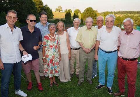 Die geehrten Gründungsmitglieder Tobias und Jörg Boßert (von links), Carlheinz Friedlein, Christel Mann, Ursula und Dieter Hölle und Helmut Morlock mit Kreisfachwart Reiner Hell, Bezirksvorsitzendem Jürgen Hurst und Vorsitzendem Bernd Hölle freuen sich über den 40. Geburtstag des Kieselbronner Tennisclubs.