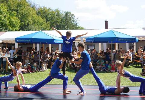 Die Fördergruppe der Buben baut beim Sommerfest menschliche Pyramiden. Auf dem Vereinsgelände im Tal gibt es zwei Tage jede Menge Programm.