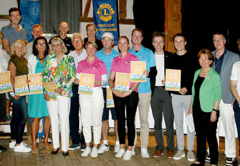 Jann-Nicklas Herm (von rechts) vom Golfclub Johannesthal, Michael Ponstein und Vizepräsidentin Eva Greve vom Lions Club Bad Wildbad und die Sieger des Charity-Turniers freuen sich über den gelungenen Tag.