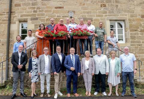 Bürgermeister Thomas Nowitzki (vorne, Mitte) mit den Mitgliedern des neuen Gemeinderates in Oberderdingen. thomas rebel/Stadt Oberderdingen