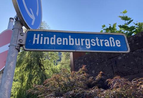 Die Höfener Durchgangsstraße wird auch weiterhin Hindenburgstraße heißen. Ein Niedersachse hatte die Umbenennung gefordert, ist damit aber gescheitert. Biermayer
