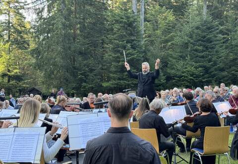 Antonio Fogliani dirigiert das Philharmonische Orchester Krakau bei idyllischen Waldkonzert auf dem Sommerberg.