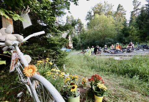 Viele Menschen trauern zwischen Neuhausen und Schellbronn auf der Landesstraße 574 um den am 30. Januar verstorbenen Radaktivisten Andreas Mandalka alias  „Natenom“. Zum Gedenken an den deutschlandweit bekannten Fahrrad-Blogger wurde bei einer Gedenkfahrt Mitte Februar an der Unfallstelle ein sogenanntes „Ghost Bike“ – ein komplett weißes Fahrrad – aufgestellt.