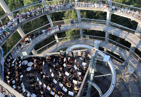 Ein besonderes Erlebnis ist das Eröffnungskonzert von Rossini in Wildbad auf dem Aussichtsturm des Baumwipfelpfads gewesen.