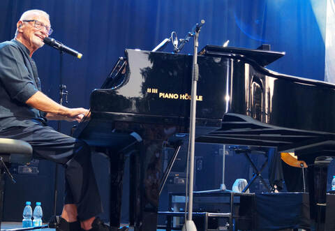 Konstantin Wecker gastiert mit seinem Programm „Lieder meines Lebens“ beim Calwer Klostersommer in Hirsau.
