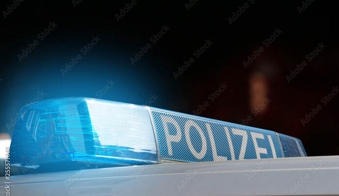 Die Frau versuchte, die Scheibe des Polizeiwagens einzutreten. Die Frau versuchte, die Scheibe des Polizeiwagens einzutreten.