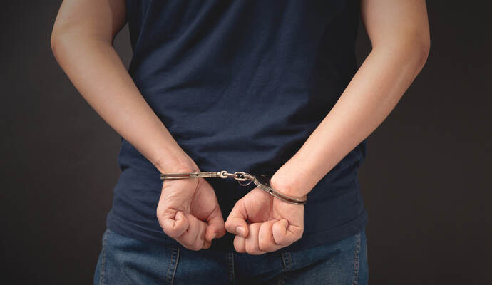 Der mutmaßliche Täter konnte am Mittwochnachmittag festgenommen worden. Arrested man with handcuffed hands