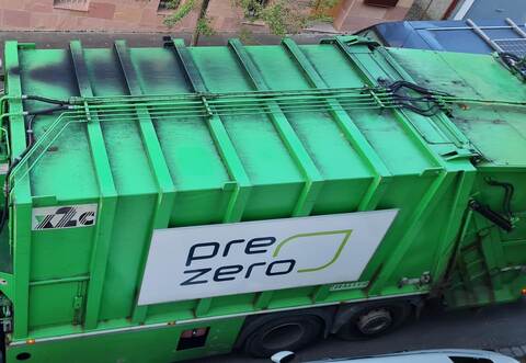 Ganz schön eng geht es in einigen Straßen für das PreZero-Personal zu. Dann ist für die Fahrer der schweren Fahrzeuge Zentimeterarbeit gefragt. Wird es zu eng, können einzelne Abfallfraktionen auch schon mal stehenbleiben.