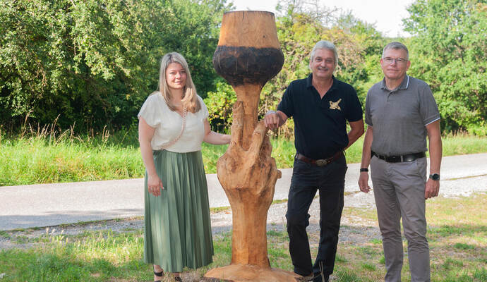 Die Sternenfelser Bürgermeisterin Antonia Walch (von links) hat mit Künstler Dieter Binder und Bauamtsleiter Manfred Bohn den hölzernen Weinpokal am Wanderparkplatz „Müllerrain“ in Diefenbach eingeweiht. Fotomoment