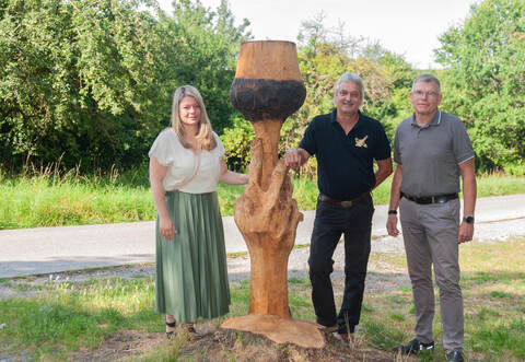 Die Sternenfelser Bürgermeisterin Antonia Walch (von links) hat mit Künstler Dieter Binder und Bauamtsleiter Manfred Bohn den hölzernen Weinpokal am Wanderparkplatz „Müllerrain“ in Diefenbach eingeweiht. Fotomoment