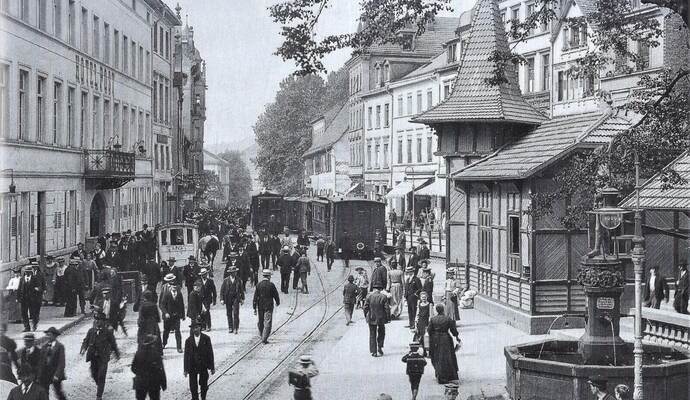 Auflauf der „Tiger“ vor dem Hotel Post am Leopoldplatz um 1901. Gebrüder Metz Auflauf der „Tiger“ vor dem Hotel Post am Leopoldplatz um 1901.