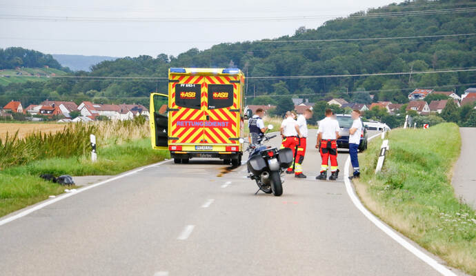 Rettungskräfte stehen auf der Landstraße, die während der Rettungsmaßnahme voll gesperrt ist. Rettungskräfte stehen auf der Landstraße, die während der Rettungsmaßnahme voll gesperrt ist.