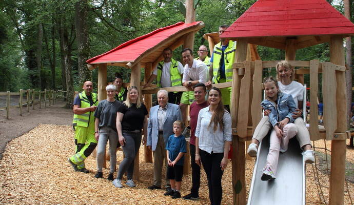 Ein Teilelement des erweiterten Waldspielplatzes ist die Kulisse für die vielen Beteiligten. Darunter die Mitarbeiter des Bauhof Ein Teilelement des erweiterten Waldspielplatzes ist die Kulisse für die vielen Beteiligten. Darunter die Mitarbeiter des Bauhofs, die am Donnerstag noch Gras eingesät haben, das Rathausteam mit Bürgermeister Sascha-Felipe Hottinger sowie die Abgesandten der Lebenshilfe Pforzheim Enzkreis.